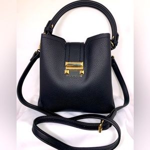 Classic black shoulder bag.